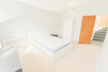 1 bedroom in a house share to rent - Photo 3