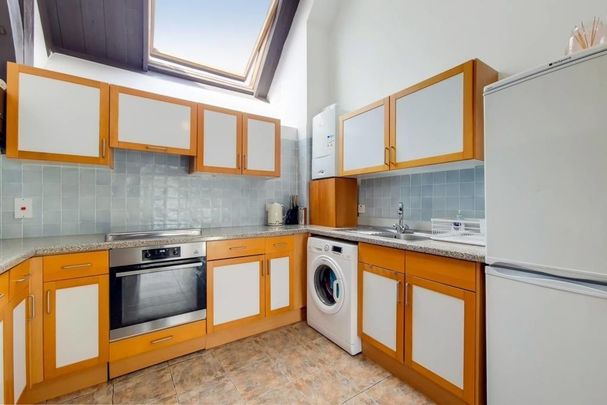 2 Bed Flat, Waldegrave Road, SE19 - Photo 1