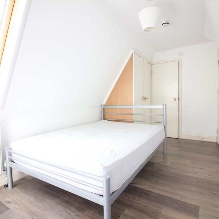 Madeley Road, London - Photo 1