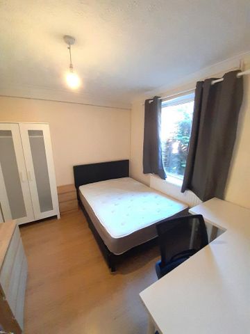 5 bedroom semi-detached house to rent - Photo 4