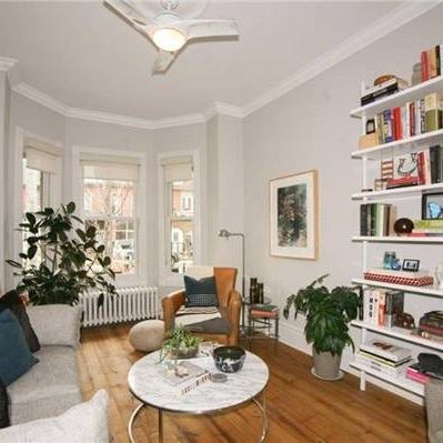 Beautiful Renovated Kensington Market 1Bdrm + Den in House - Photo 4