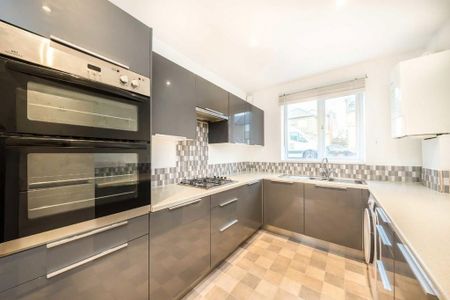 3 bedroom flat to rent - Photo 4