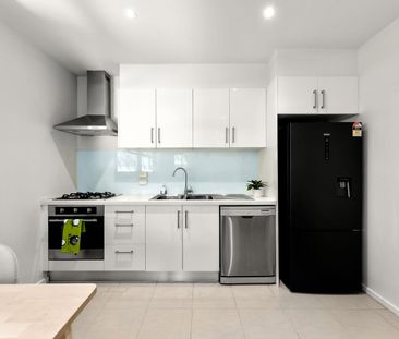 Private, Secure & Sunlit Ground-Floor Living Just 7km from the CBD - Photo 5