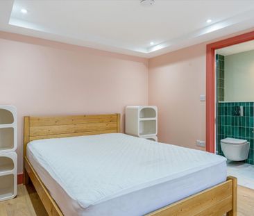 A well-presented studio flat located in Chiswick. - Photo 2