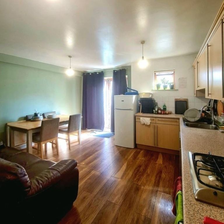 Room in a Shared House, Ashton Street, E14 - Photo 1