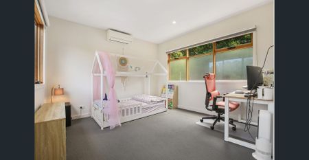 Stunning Luxury with tree top views - Photo 2