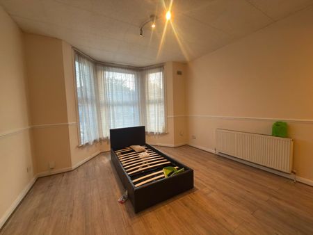 1 Bed Flat, Argyle Road, IG1 - Photo 2