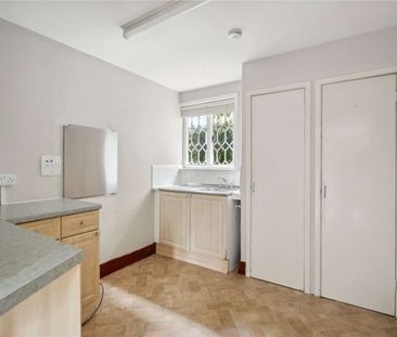 Characterful ground floor flat with generous rear garden - Photo 5