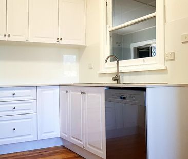 WEST TAMWORTH - Lovely Renovated Three Bedroom Home - Photo 3