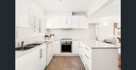 Beautifully bright apartment in great location - Photo 5