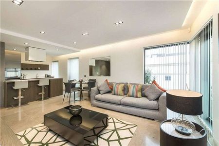 This is a beautiful 6th floor apartment in the heart of St James's - Photo 4