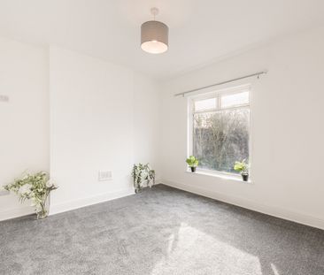 Three bedroom end terraced house - Photo 6