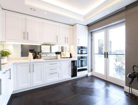 2 bedroom house with 1 reception and 3 bathrooms in Kensington, W8 - Photo 5