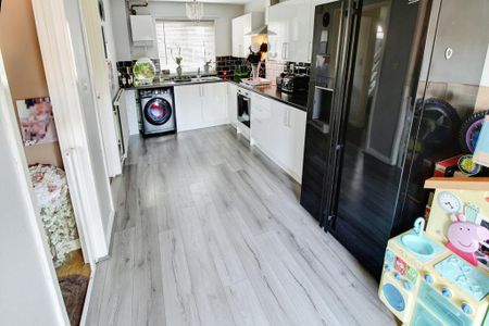 3 bedroom terraced house to rent - Photo 5