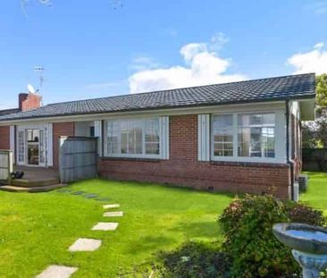 Charming Short-Term Rental in Prime Victoria Ave - Photo 3