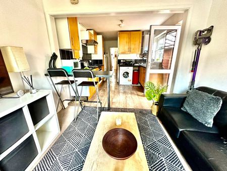 Room in a Shared House, Bellevue Road, SO15 - Photo 2