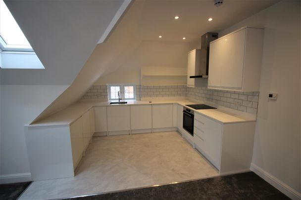 3 bed flat to rent in The Avenue, Bushey, WD23 - Photo 1