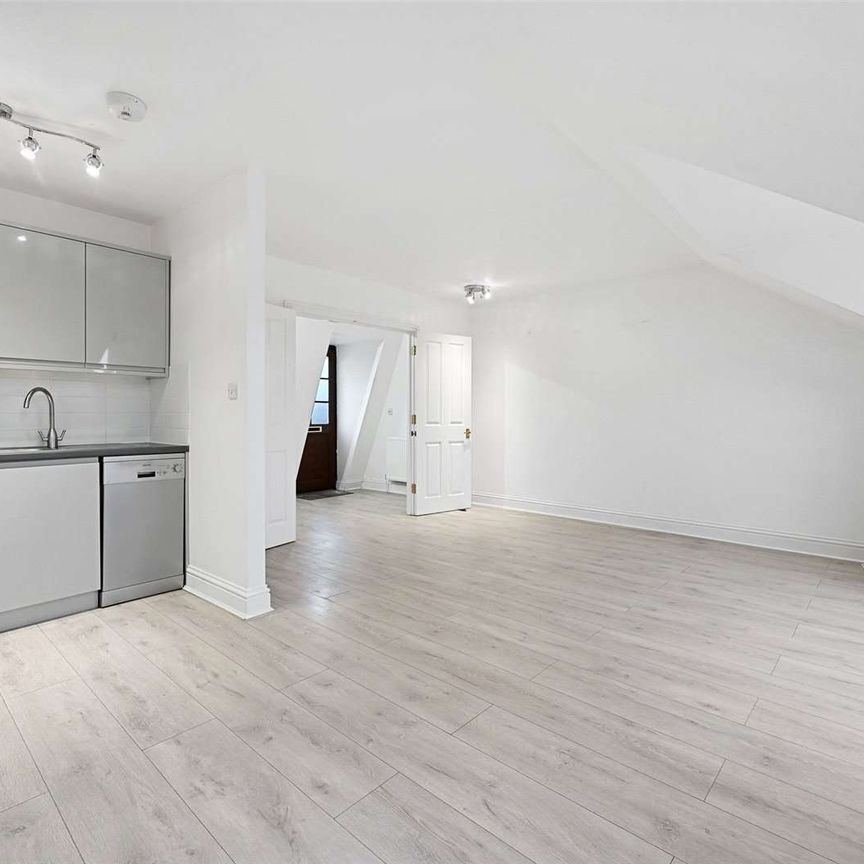 Spacious and well-designed second-floor apartment with an open-plan living area in a desirable location. Offered unfurnished and available now. - Photo 1