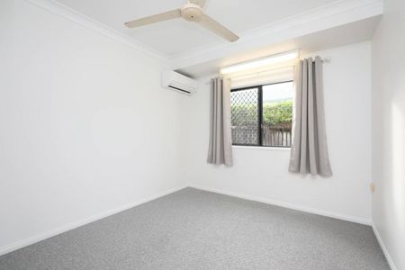 Beautiful Home - Freshly Painted - New Carpet - Separate Living - Pool - Photo 3