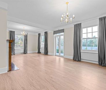 A spacious and fully refurbished four bedroom family home situated ... - Photo 2