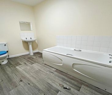 3 bedroom flat to rent - Photo 6