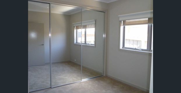 Modern 3-Bedroom Townhouse in Belmont - Photo 1