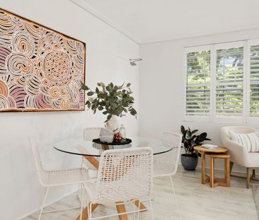 Renovated apartment with a leafy aspect - Photo 2