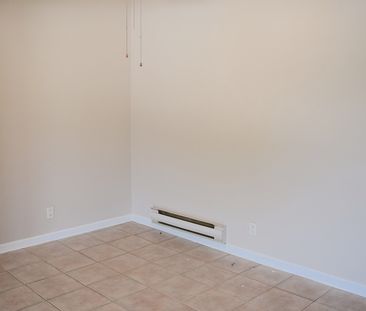 BRIGHT AND SPACIOUS 2BEDROOM/1BATH APARTMENT + HYDRO - Photo 4