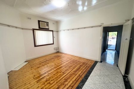 3 BEDROOM HOUSE - Photo 2