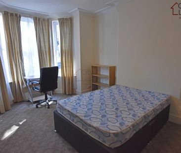 4 Bedroom Mid Terraced House - Photo 4