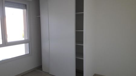 location Appartement T2 DE 42.65m² À ROQUETTES - Photo 3