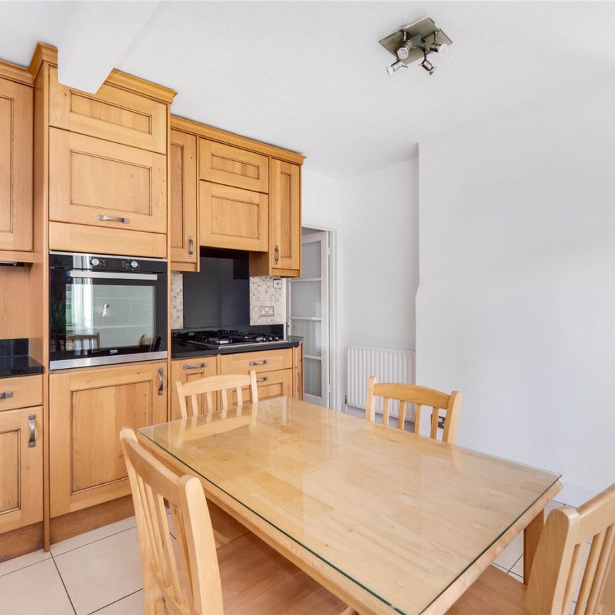 Radbourne Road, London, SW12 - Photo 1