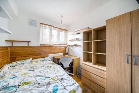 3 bedroom flat to rent - Photo 4