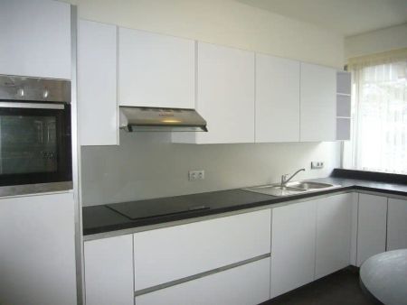 Genk, Weg naar As 117 bus 22 – Ruim, centraal gelegen appartement met 3 slaapkamers, berging, terras, garage en kelderberging - Photo 2