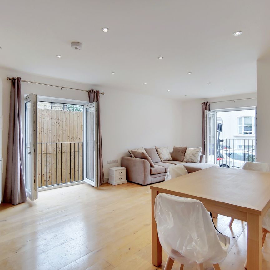 Curwen Road, Hammersmith, London, W12 - Photo 1