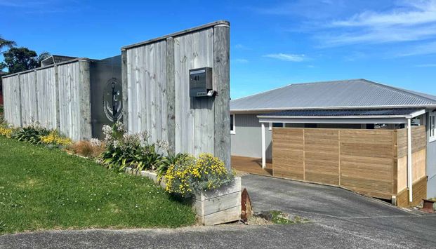 Elevated, seviews, deck, sun and pets are welcome - Photo 1