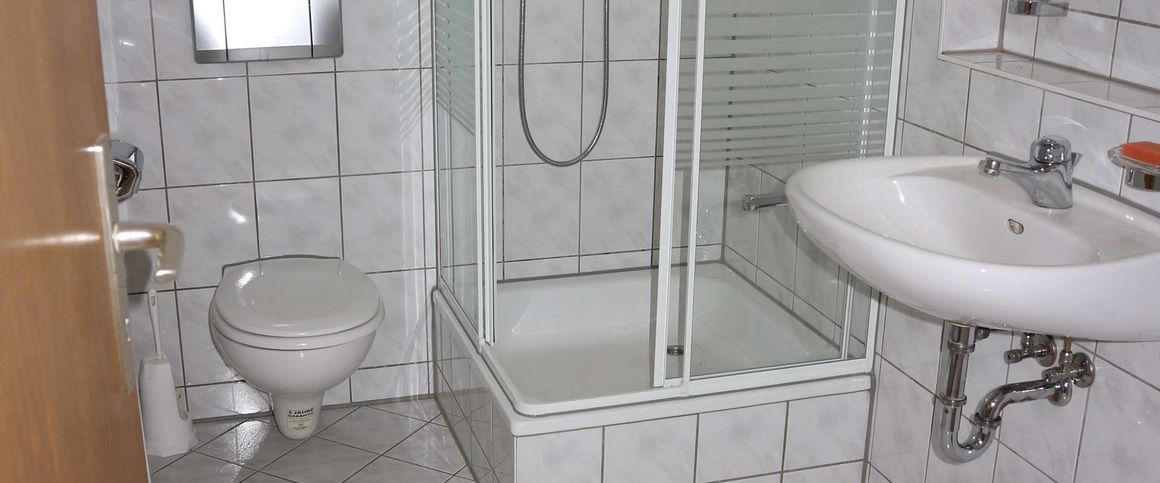 Frei ab 1.7.25 - im 1. OG mit Balkon + Laminat in TOP Lage - Photo 1