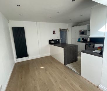 3 Bed Semi-Detached House, Brookhill Avenue, LS17 - Photo 4