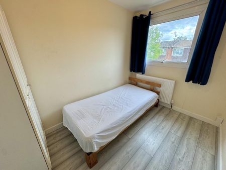 4 bedroom terraced house to rent - Photo 4