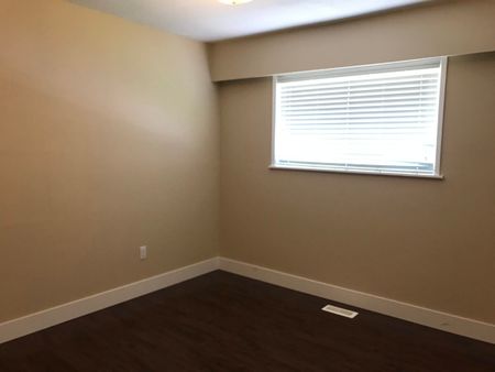 5 Bedroom Home next to Fishtrap Creek! - Photo 4