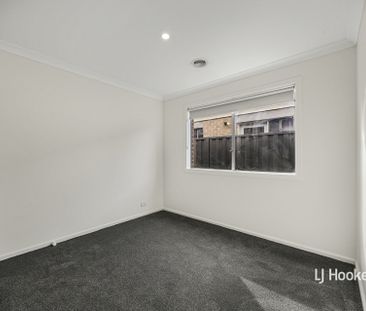 11 Grovedale Way, Manor Lakes VIC, Belconnen - Photo 4