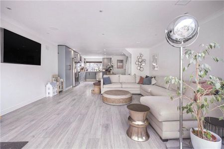 4 bedroom terraced house to rent - Photo 5