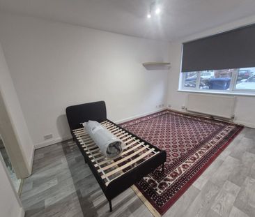 London, NW10 - Photo 3