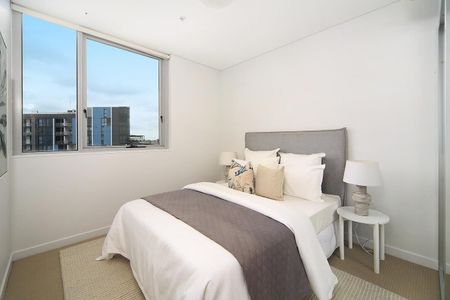 Stunning Two Bedroom Apartment - Partly Furnished - Photo 5