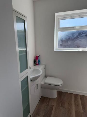 3 Bed Terraced House, Thompson Lane, OL9 - Photo 2