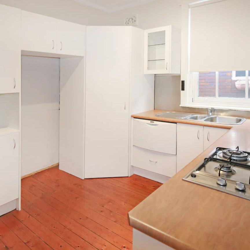 Spacious Apartment in Superbly Convenient Location - Photo 1