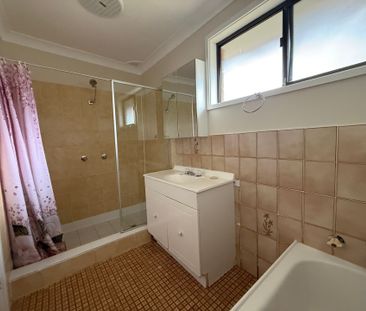 Stylish and Spacious 3 Bedroom Home - Photo 5