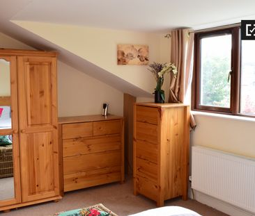 Ensuite room in 3-bedroom apartment in Ballinteer, Dublin - Photo 5