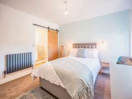 Superior living in this beautifully restored house Room tbc - Photo 3