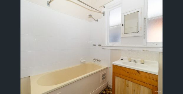 CHARMING NEW LAMBTON COTTAGE WITH GREAT YARD & SECURE PARKING - Photo 1